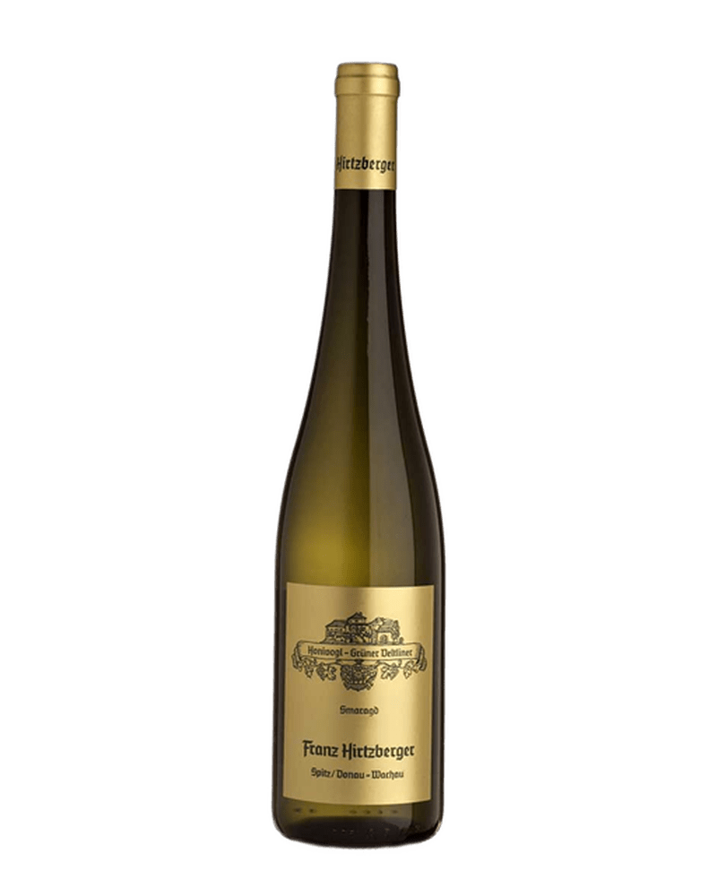 Franz Hirtzberger Grüner Veltliner Smaragd Honivogl 2021 Weißwein in einer Weinflasche auf einem Weinglas.