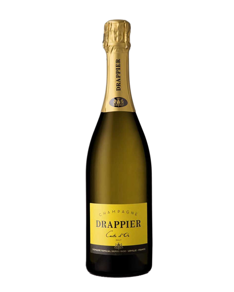 Blassgelber Champagner Carte d'Or Brut von Champagner Drappier in einer Flasche, Schaumwein mit feiner Perlage, auf einem Tisch.