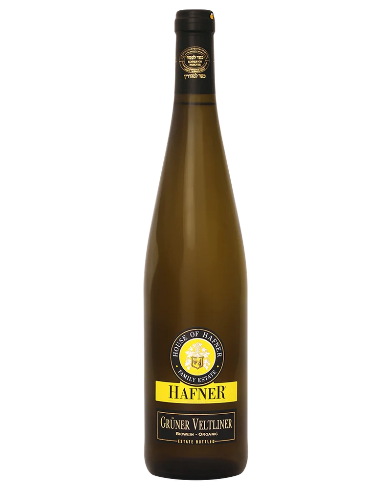 Hafner Chardonnay Classic 2025 Weisswein in einem Weinglas, hellgelbe Farbe, frischer und fruchtiger Wein.