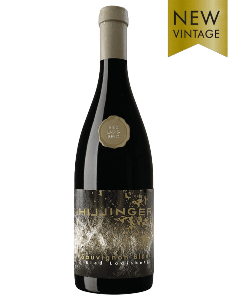 Weißwein Sauvignon Blanc Ried Ladisberg 2020 von Leo Hillinger, hellgelber Wein in einem Weinglas, frischer und aromatischer Geschmack
