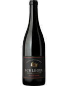 Jeninser Pinot Noir 2023 Rotwein von Georg Schlegel in einer Weinflasche mit einem dunkelroten Etikett.