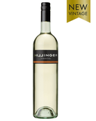 Helles Chardonnay Weißwein 2022 von Weingut Leo Hillinger in einer Weinflasche auf einem Weinglas.