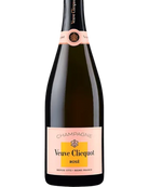 Veuve Clicquot Brut Rosé Schaumwein in einer Flasche mit roséfarbener Flüssigkeit und elegantem Etikett.
