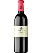 Tiefroter Rotwein von Tenuta di Biserno, Toscana IGT, Jahrgang 2022, in Weinglas mit Weinflasche im Hintergrund