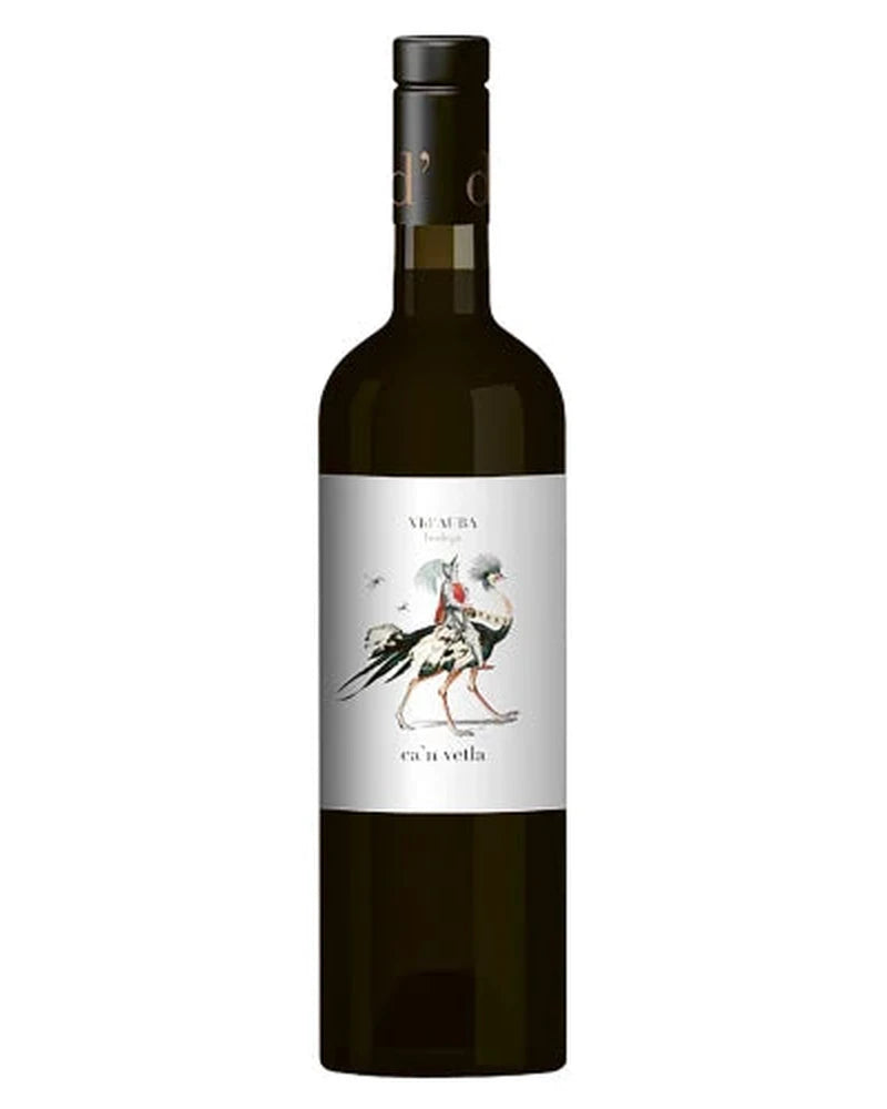 Ca'n Vetla 2021 Rotwein von Vid'auba, Nahaufnahme der Flasche mit Etikett und dunklem Rotweinglas.