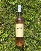 Roséwein O.H.O Beige AOC Zürich 2024 von O.H.O GmbH, klare Flasche mit roséfarbenem Wein, elegant und ansprechend.