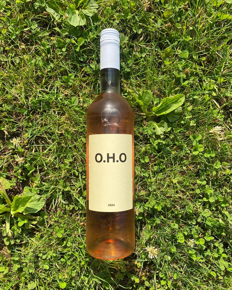 Roséwein O.H.O Beige AOC Zürich 2024 von O.H.O GmbH, klare Flasche mit roséfarbenem Wein, elegant und ansprechend.