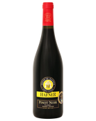 Hafner Pinot Noir Classic 2024 Rotwein in einer eleganten Flasche mit rotem Wein im Glas, ideal für Weinliebhaber.