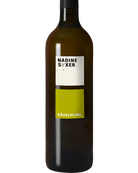 Weißwein Räuschling 2024 von Nadine Saxer, klare Flasche mit goldgelbem Wein, elegante Etikette, auf einem Weinglas platzierte Flasche