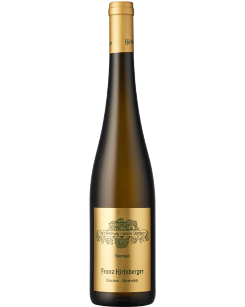 Franz Hirtzberger Grüner Veltliner Smaragd 2023, eleganter Weißwein in einer Flasche auf einem Weinglas.