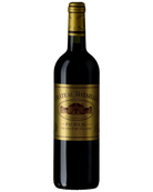 Château Batailley Rotwein aus dem Jahr 2020, Pauillac, 5. Grand Cru Classé, dunkle Weinflasche mit Etikett und Weinberg im Hintergrund