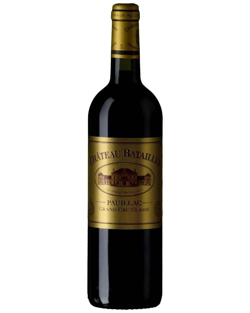 Château Batailley Rotwein aus dem Jahr 2020, Pauillac, 5. Grand Cru Classé, dunkle Weinflasche mit Etikett und Weinberg im Hintergrund