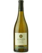 Herzog Special Reserve Russian River Chardonnay 2022, eleganter Weißwein in einem Weinglas, goldene Farbtöne, stilvolle Flasche im Hintergrund