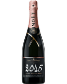 Flasche Moët & Chandon Grand Vintage Rosé 2015 Schaumwein in eleganter Flasche mit roséfarbener Flüssigkeit.