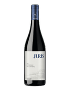 Juris Chardonnay 2022 Weißwein in einer Flasche auf einem Weinglas, mit goldgelbem Wein im Glas, vor einem Weingarten.