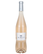Roséwein Château Minuty M de Minuty AOP 2025 in einem Weinglas mit rosa Farbe und elegantem Etikett.