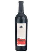 Rotwein M1 2020 Magnum von Weingut Gerhard Markowitsch in einer Flasche mit dunklem Rotwein im Glas, auf Holztisch.